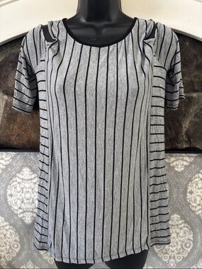 Cable & Gauge Gray and Black Striped Cold-Shoulder Tee size S/M